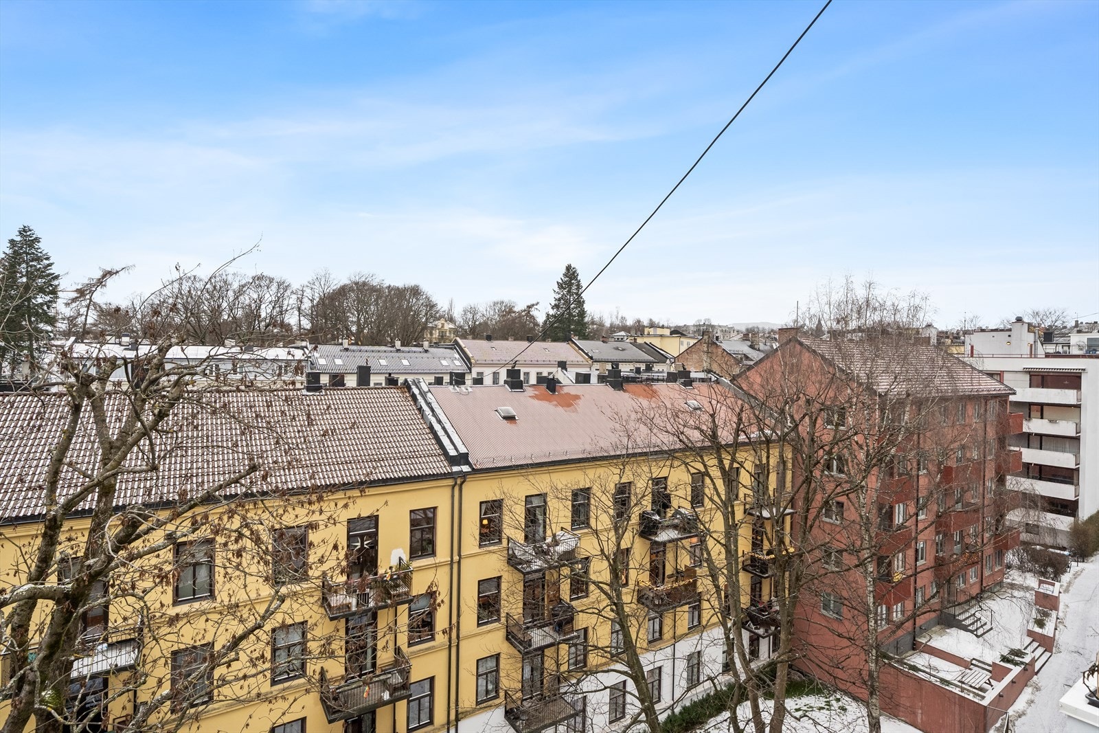 Utsikt fra stuen mot Stensparken. Sentral, men tilbaketrukket beliggenhet. Galleribilde