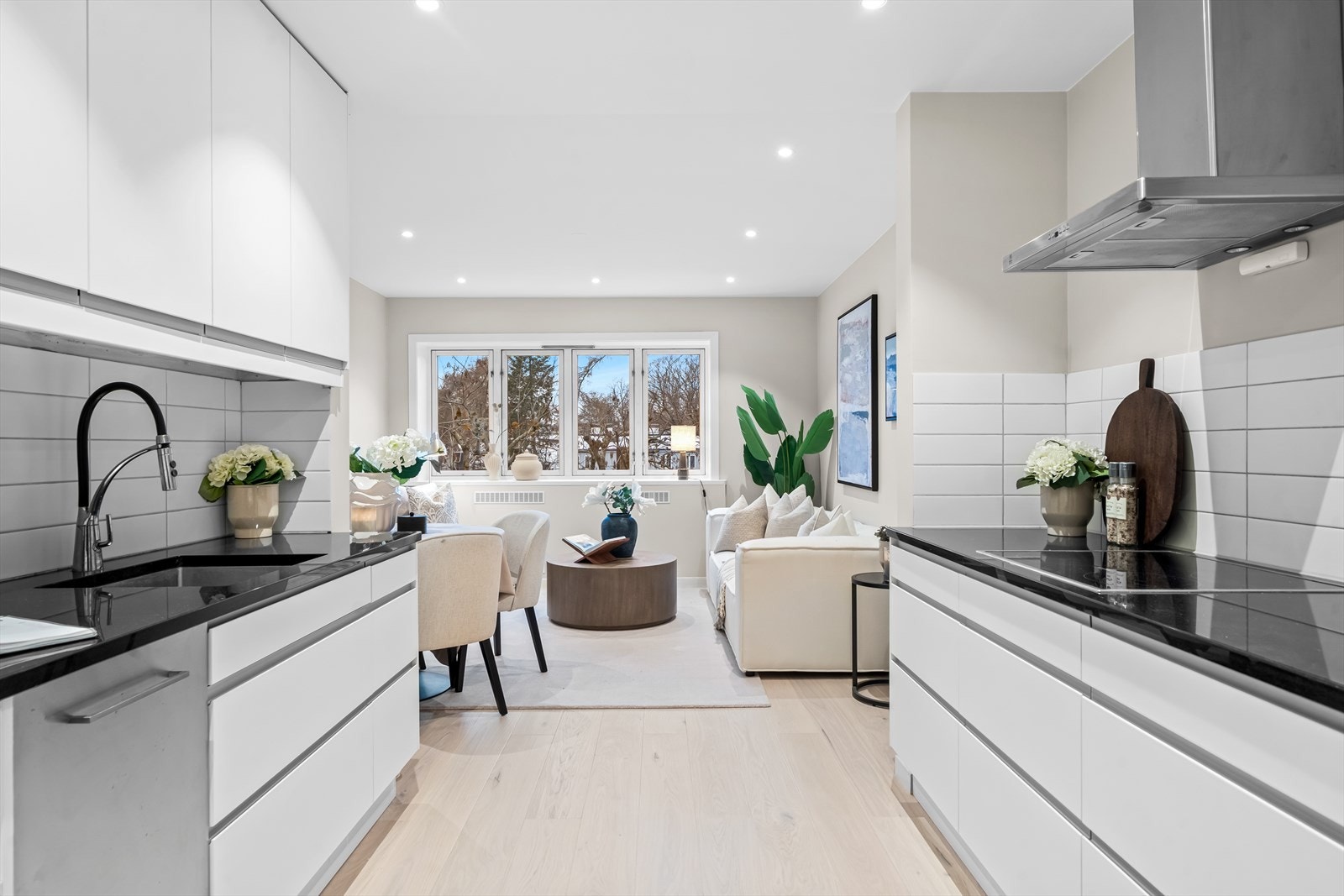 Pen enstavs eikeparkett i hele leiligheten og nye overflater ble pusset og malt i 2026. Galleribilde