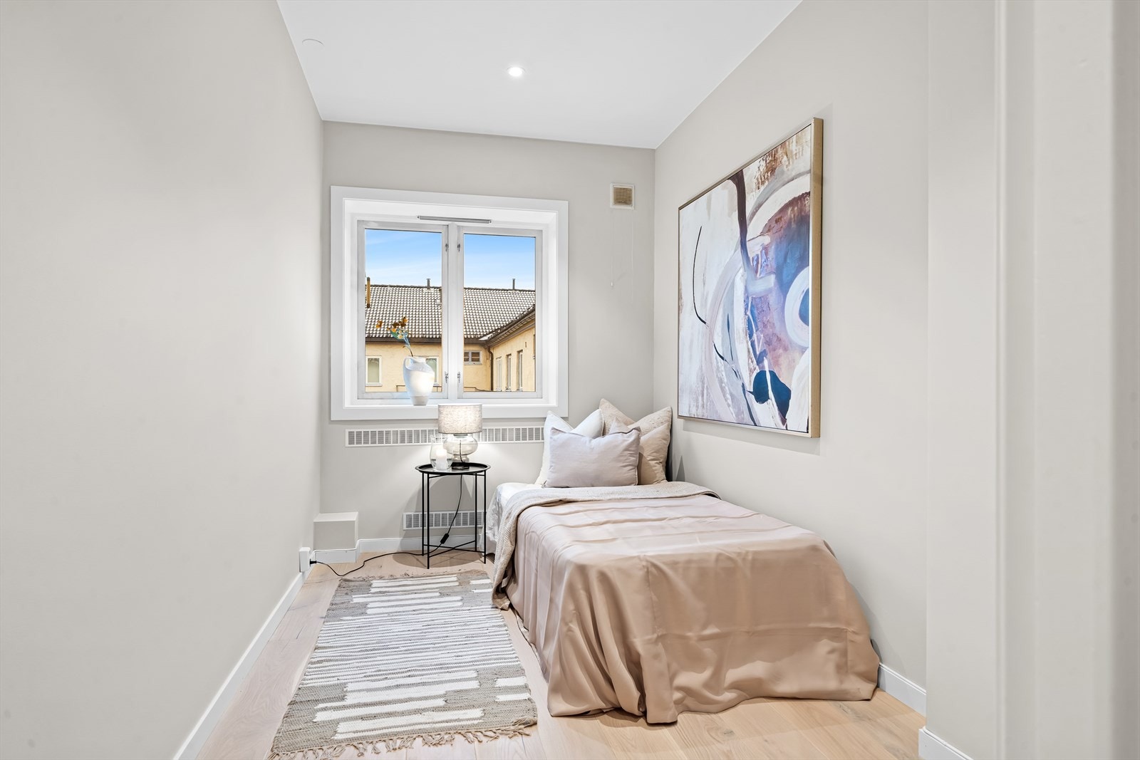 Soverom II på ca. 7 m² med pent innebygget radiator, nye overflater og god plass til seng, skrivebord og garderobeskap. Rommet 204cm bredt og har plass til seng på tvers. Vendt mot bakgård. Galleribilde