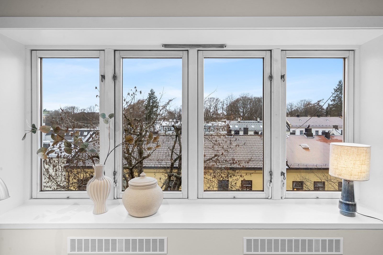 Lys og gjennomgående 3-roms i 6.etg med flott utsyn, uten innsyn. Vinduer fra 2001. Galleribilde