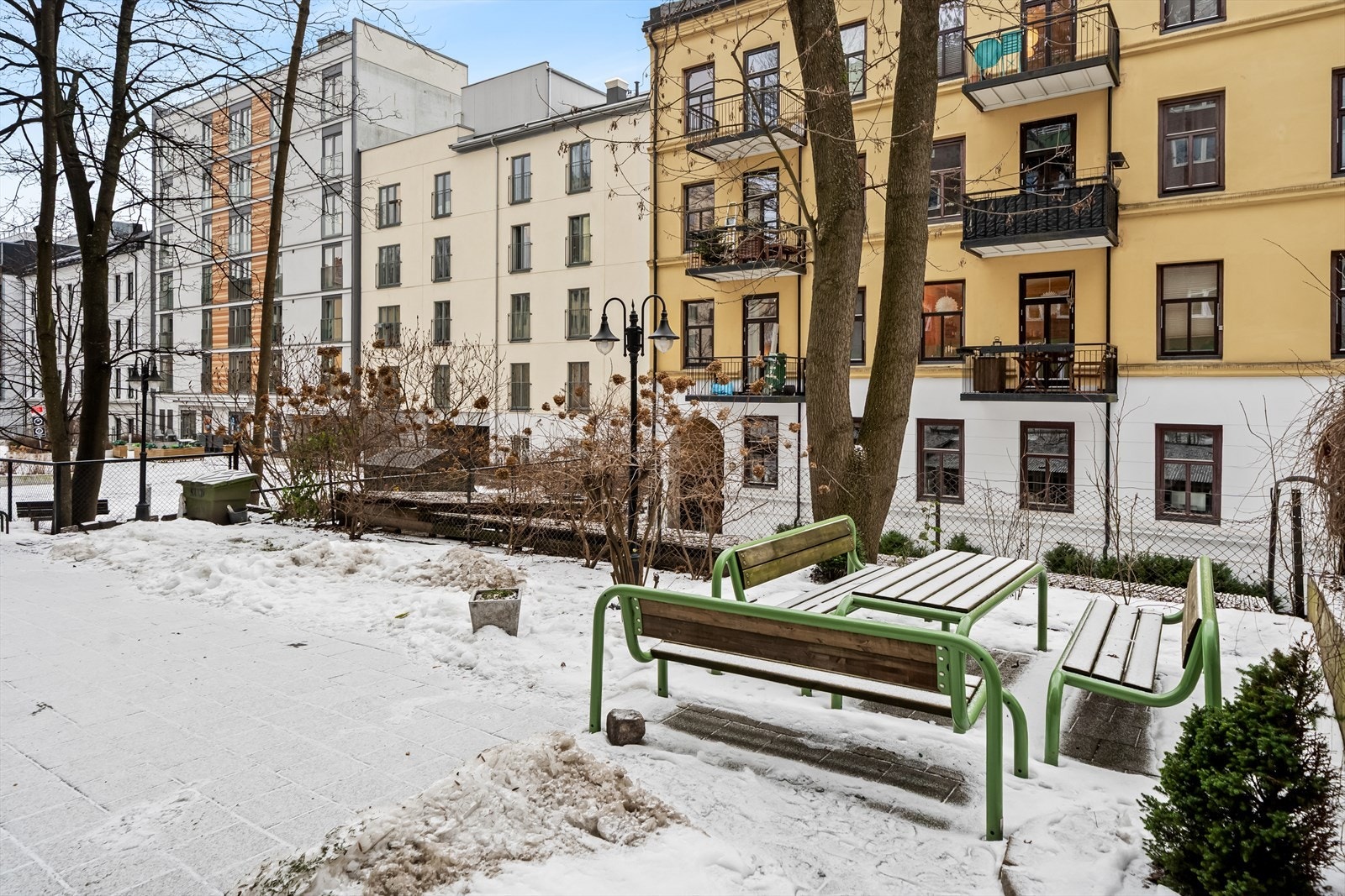 Pent opparbeidet forhage med sittegruppe utenfor oppgang C. Galleribilde