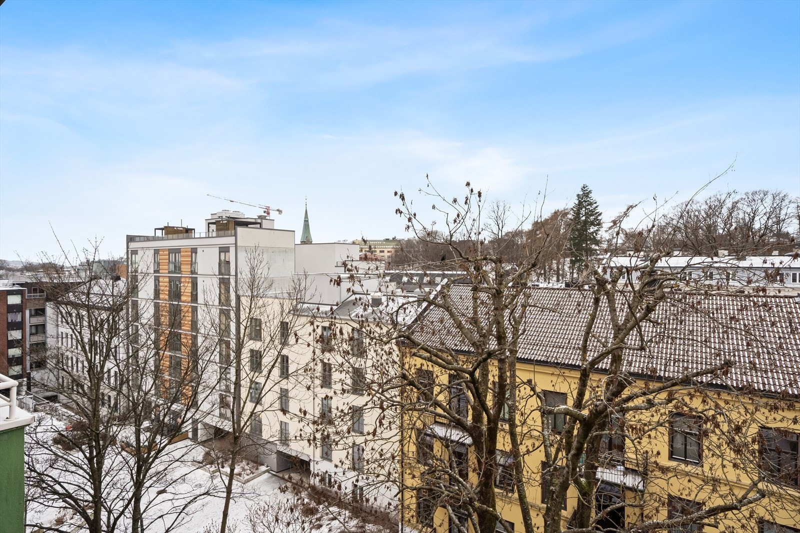 Utsikt fra stuen mot Fagerborg kirke og Stensparken. Bilfritt i Snorres gate rett utenfor og under 100m til Kiwi dagligvare. Galleribilde