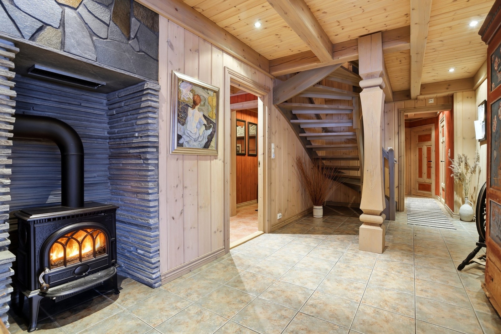 Meget romslig hall med peis som varmer godt. Det er forøvrig varmekabler i gulv og ring hytta varm system Galleribilde