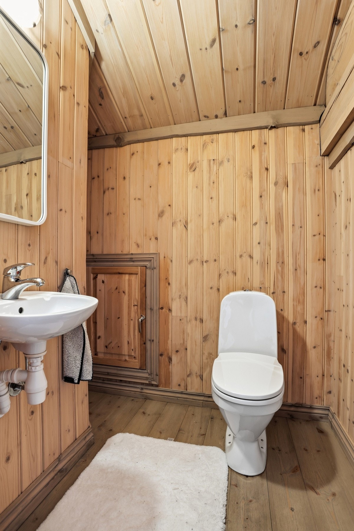 Praktisk toalettrom i 2.etasje. Fra dette rommet er det en liten dør inn til et stort, isolert lagringsloft hvor man kan lagre alt av julepynt, påskepynt m.m. Galleribilde