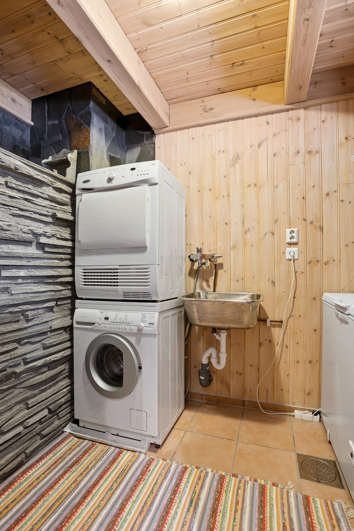 Praktisk vaskerom med direkte adkomst fra entré. Vaskerommet har varmekabler i gulv, sluk, opplegg for vaskemaskin/tørketrommel og utslagsvask Galleribilde