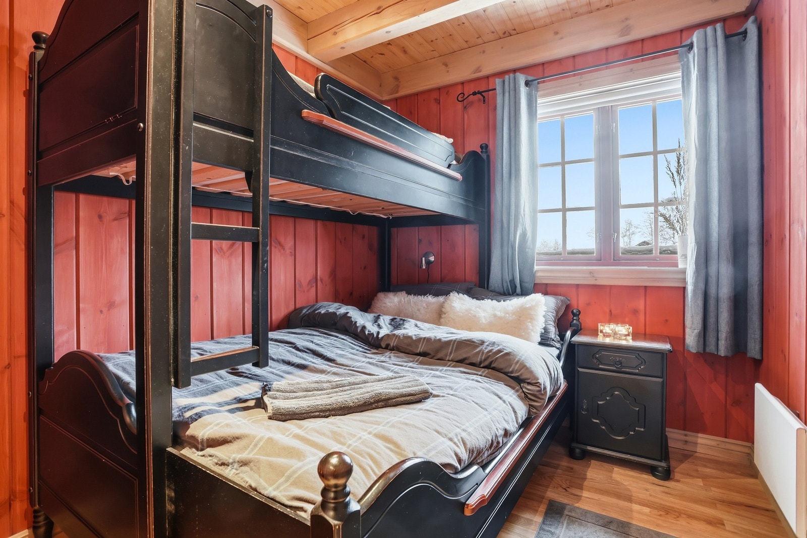 Soverom III innredet med familiekøyeseng Galleribilde