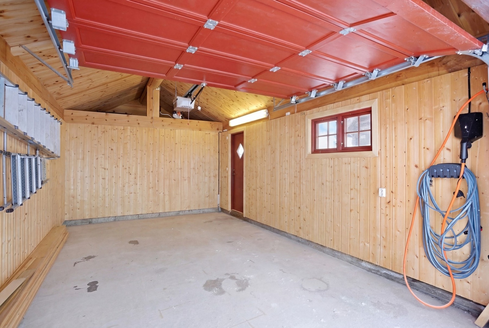 Garasje med lagrinsloft og bod i bakkant. Elektrisk port og elbil-lader Galleribilde