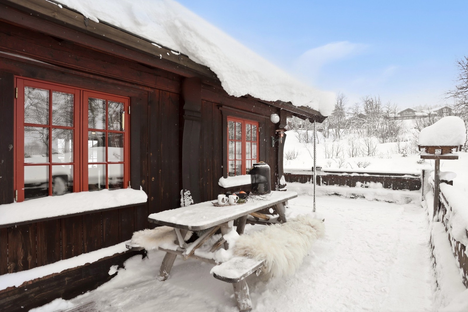 Plasseringen gir solrike og lune uteplasser som kan nytes hele året Galleribilde