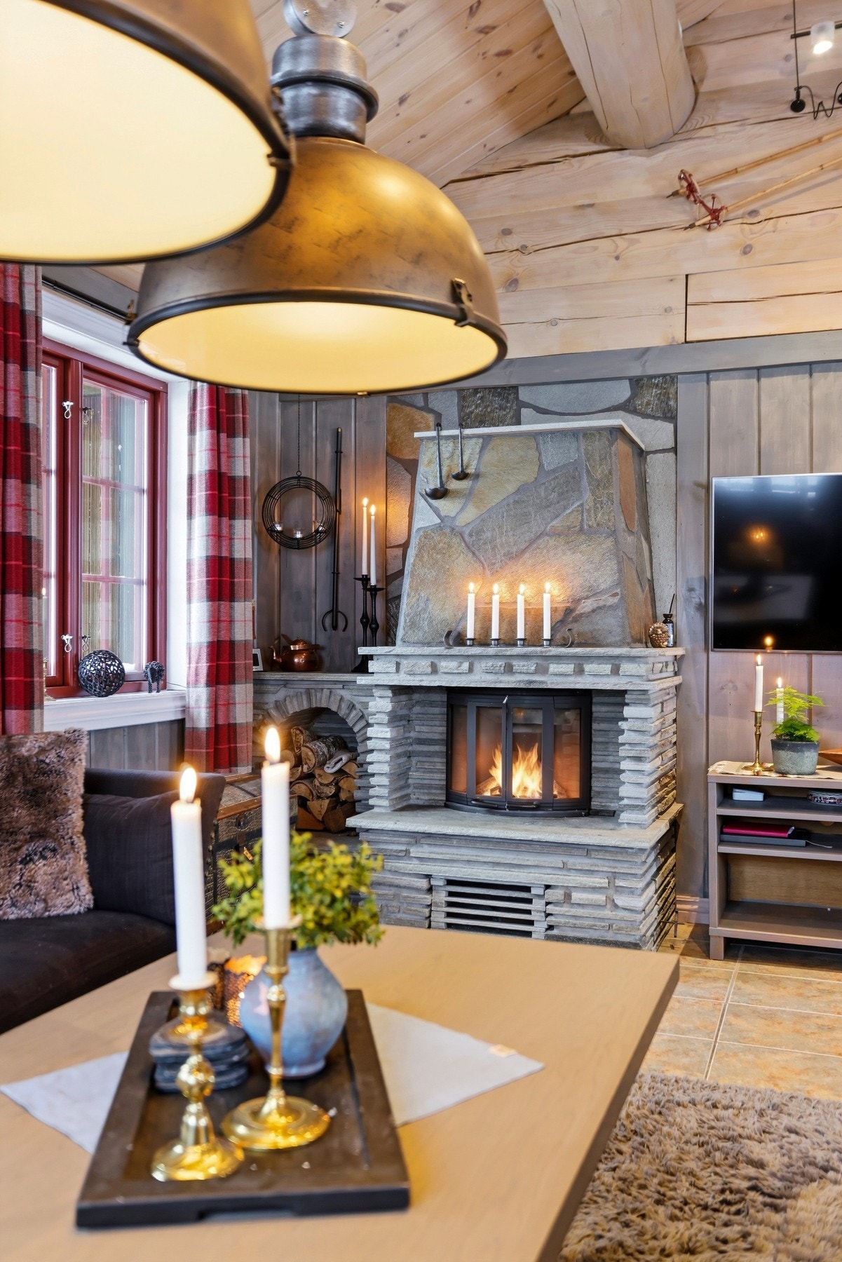 Flott steinlagt peis hvor man kan nyte lyden av knitrende flammer etter en dag ute i snøen Galleribilde