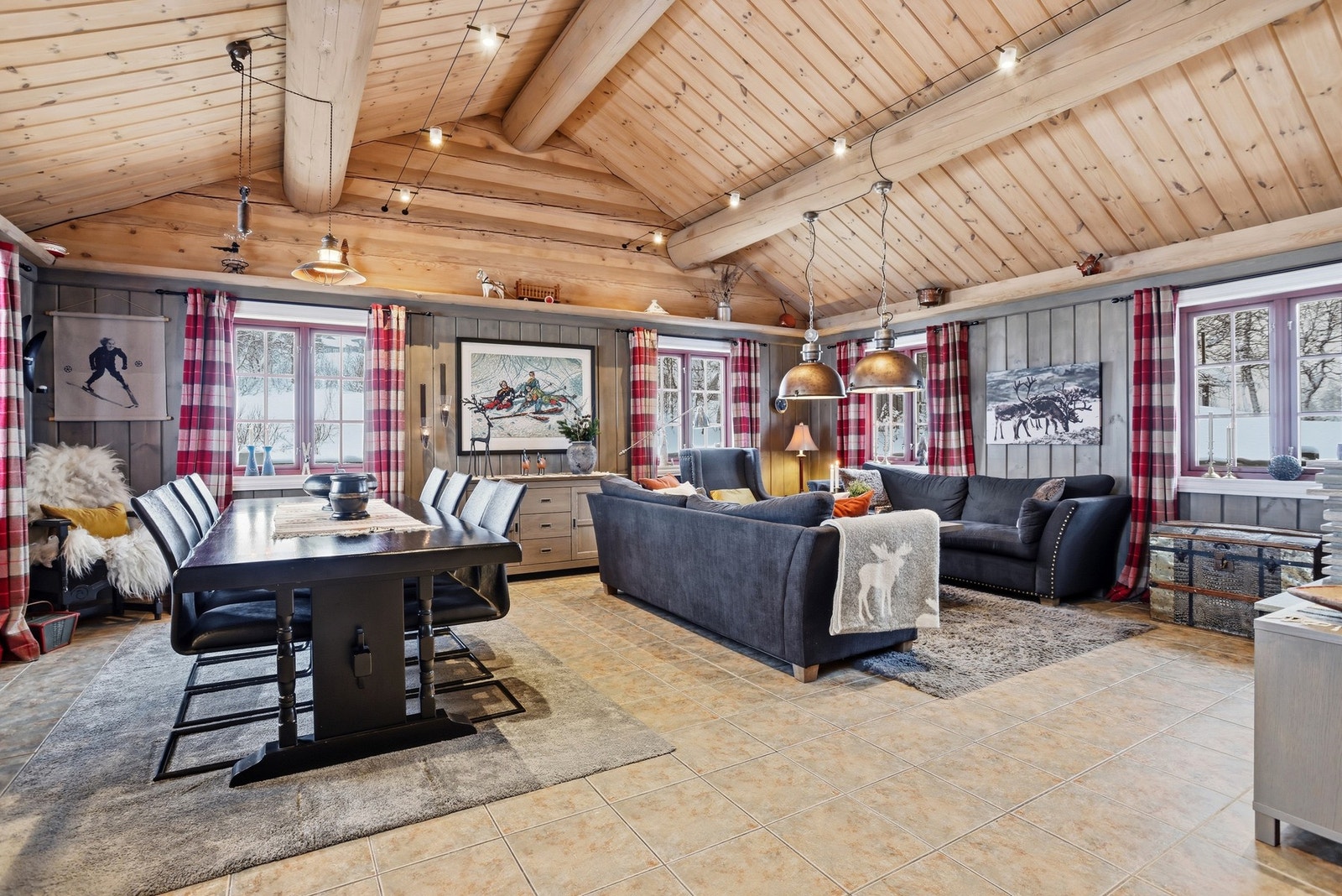 God plass til møblering av sofa- og spisegruppe Galleribilde