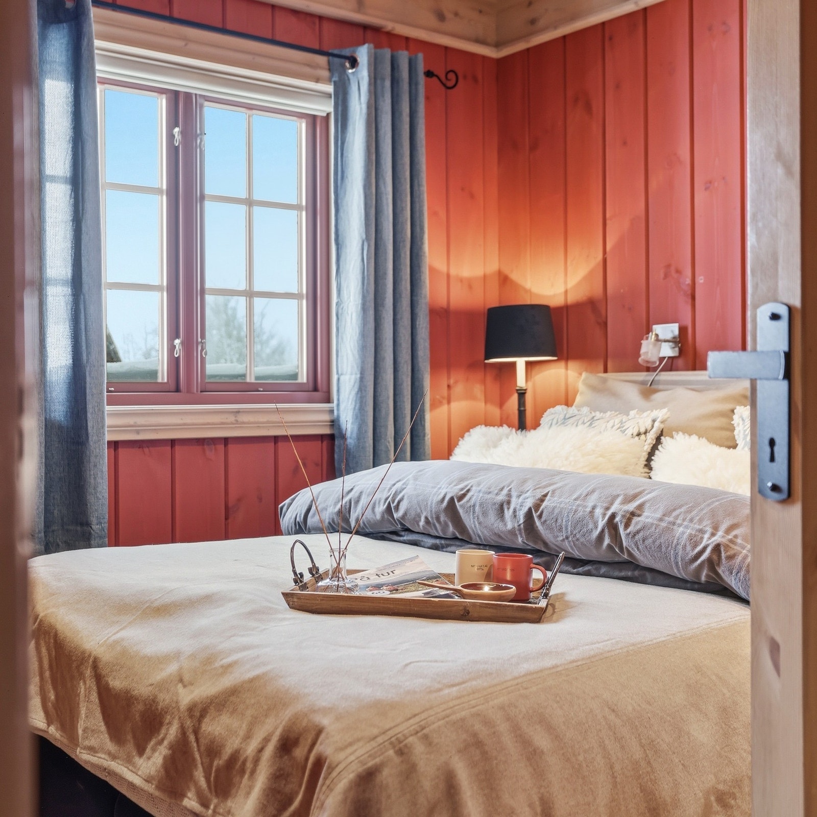 Soverom I innredet med dobbeltseng, nattbod og garderobeskap Galleribilde