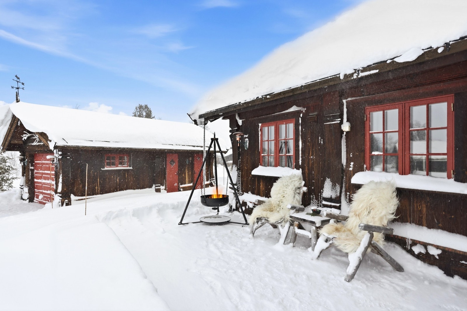 Tomten er pent opparbeidet med steinmur, skiferterrasse, flaggstang og gress. Romslig parkering i eget tun, samt i garasje Galleribilde