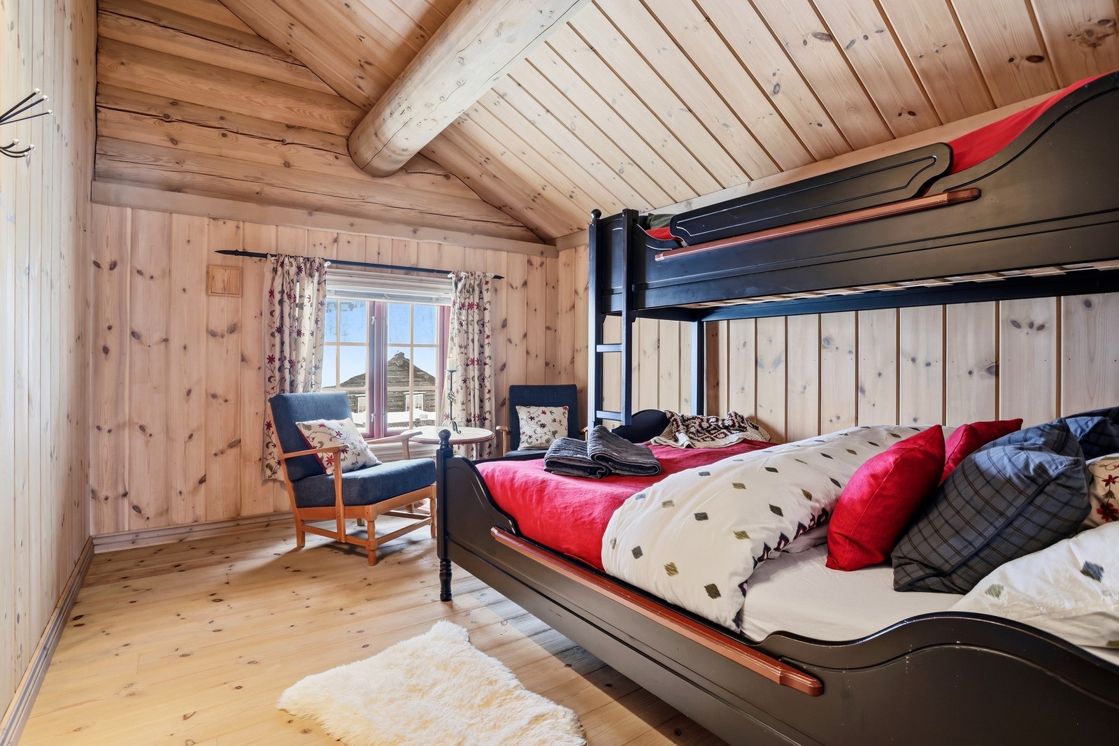 Soverom V er også innredet med familiekøyeseng. Begge soverommene i 2.etasje har full takhøyde og en nydelig atmosfære Galleribilde