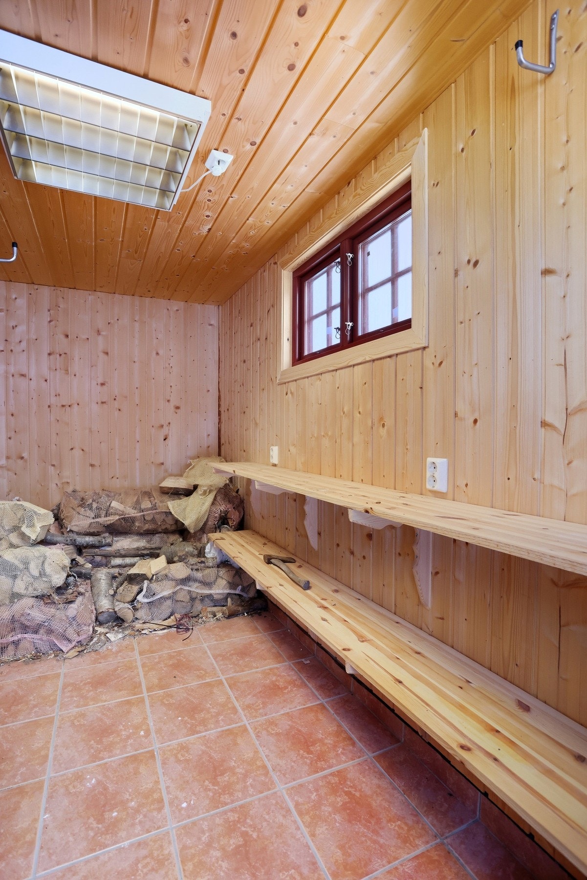 Isolert skibod med egen inngang i forbindelse med garasjen Galleribilde