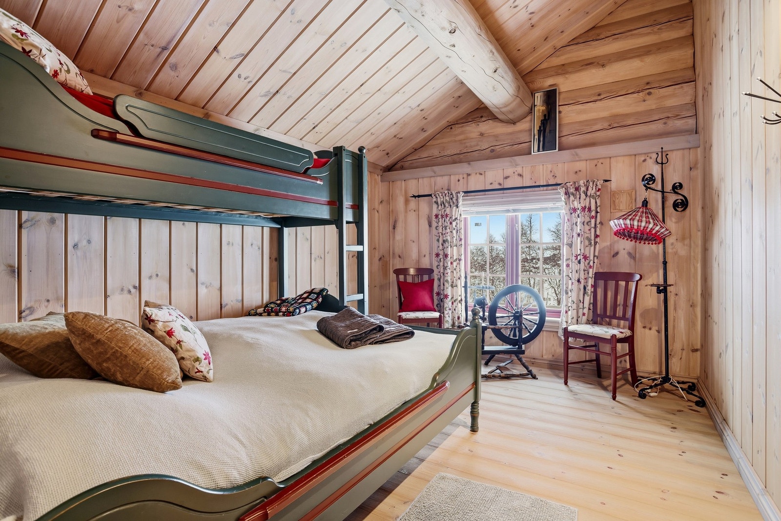 Soverom IV innredet med familiekøyeseng. God plass til kommode for oppbevaring av tøy Galleribilde