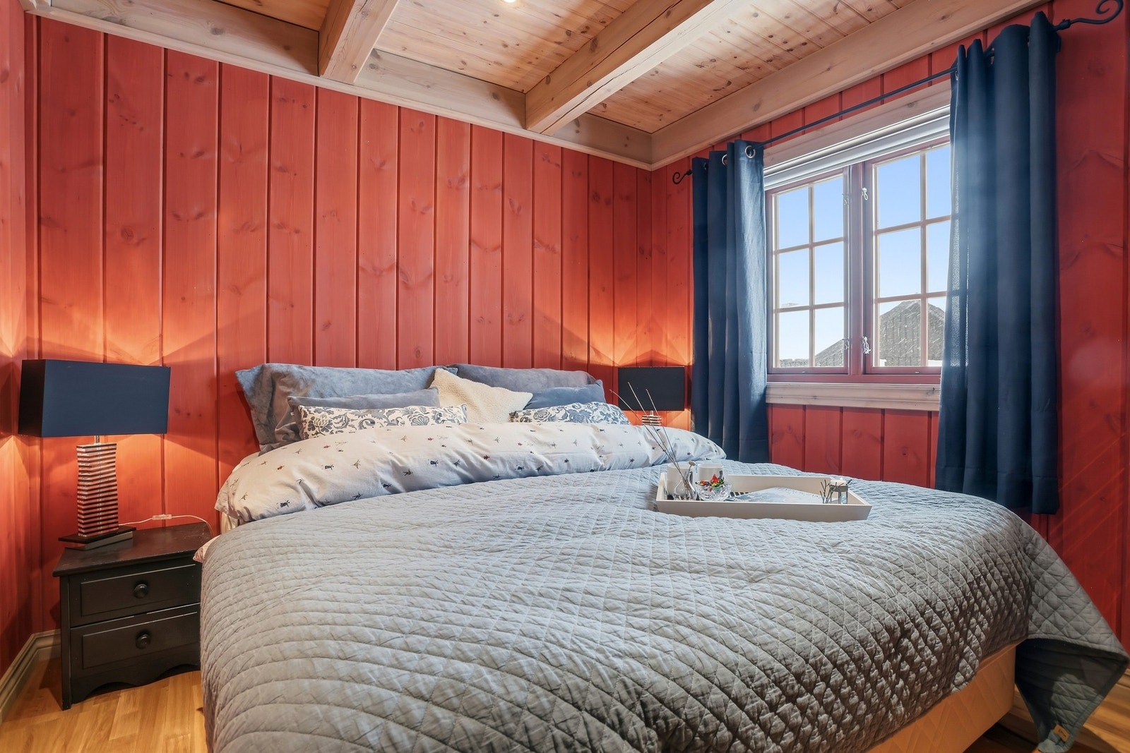 Soverom II innredet med dobbeltseng, nattbod og garderobeskap Galleribilde