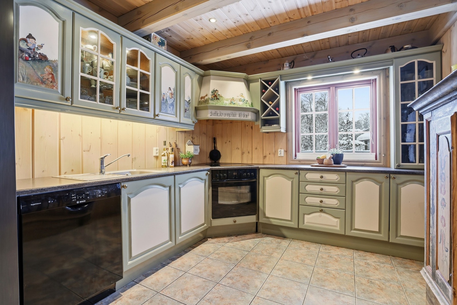 Heltre, plassbygd kjøkken gjort av lokal møbelsnekker. Kjøkkenet er malt av anerkjente Ellen Øygarden Galleribilde