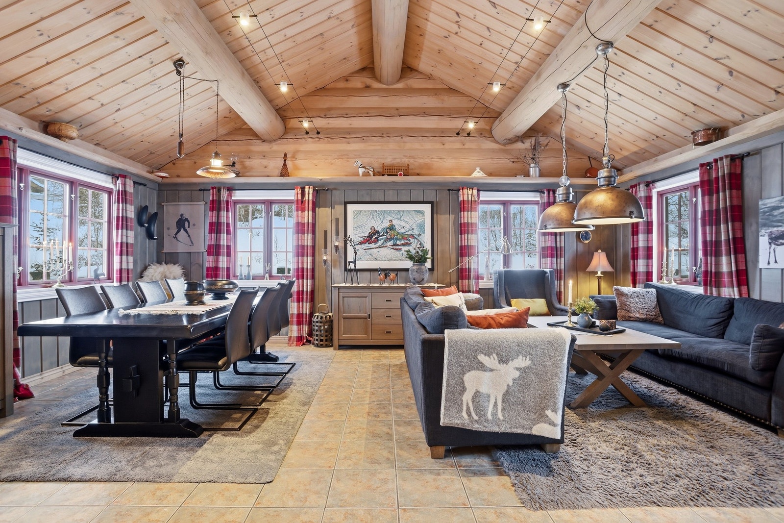 Nydelig stue med full takhøyde og synlige takåser. Stuen er beiset i en nydelig grå, moderne beisfarge som gjør rommet lunt og behagelig Galleribilde