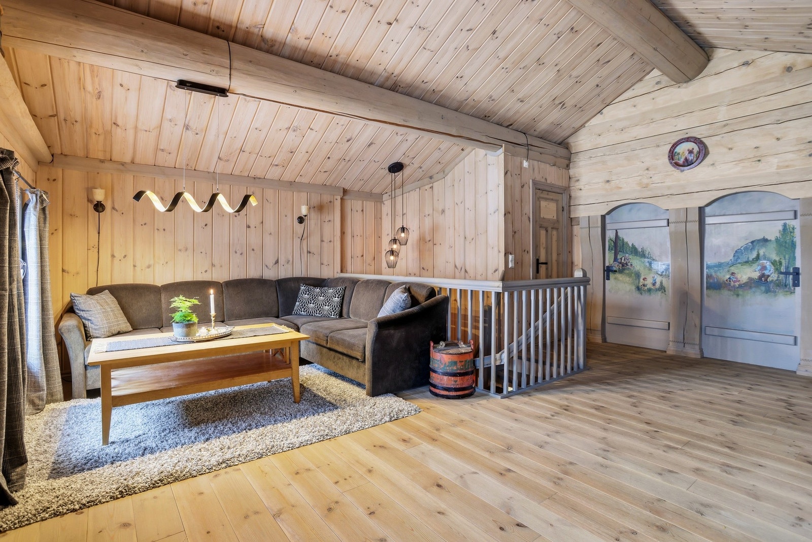 Hyggelig loftstue med full takhøyde. Opplegg til TV og godt med boltre-og lekeplass til barn/ungdom. Jøtul vedovn som varmer godt på kaldere dager Galleribilde