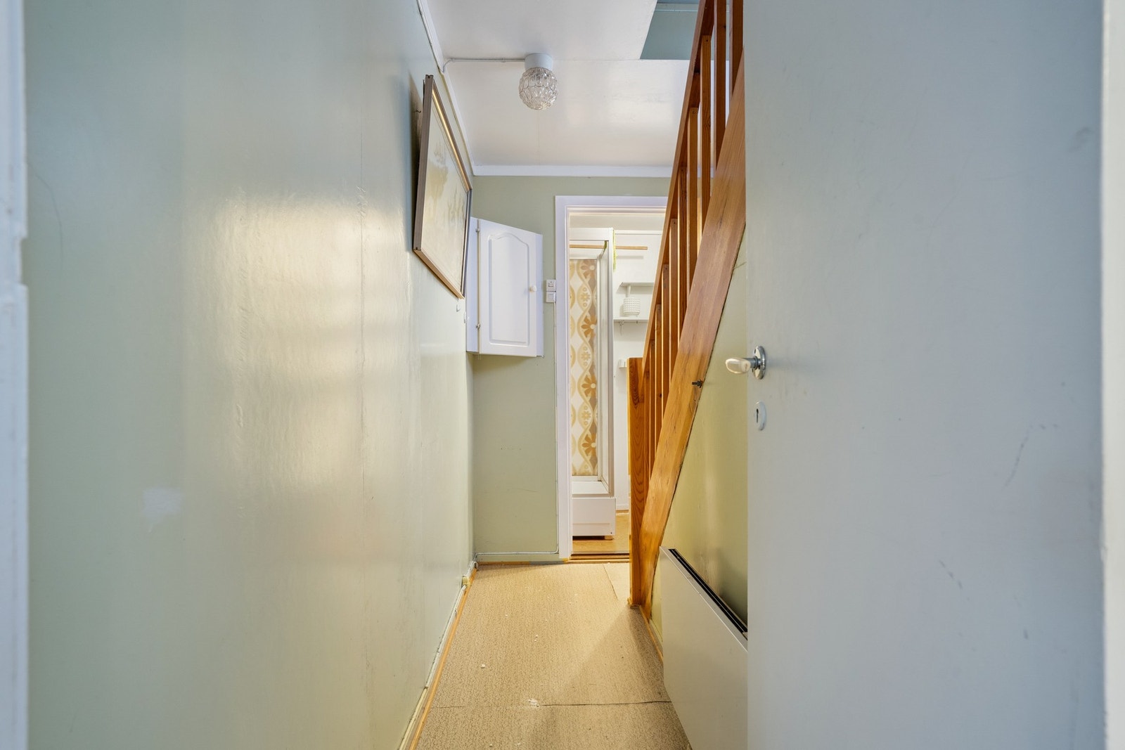 Gang som fører til bad og andre etasje. Galleribilde