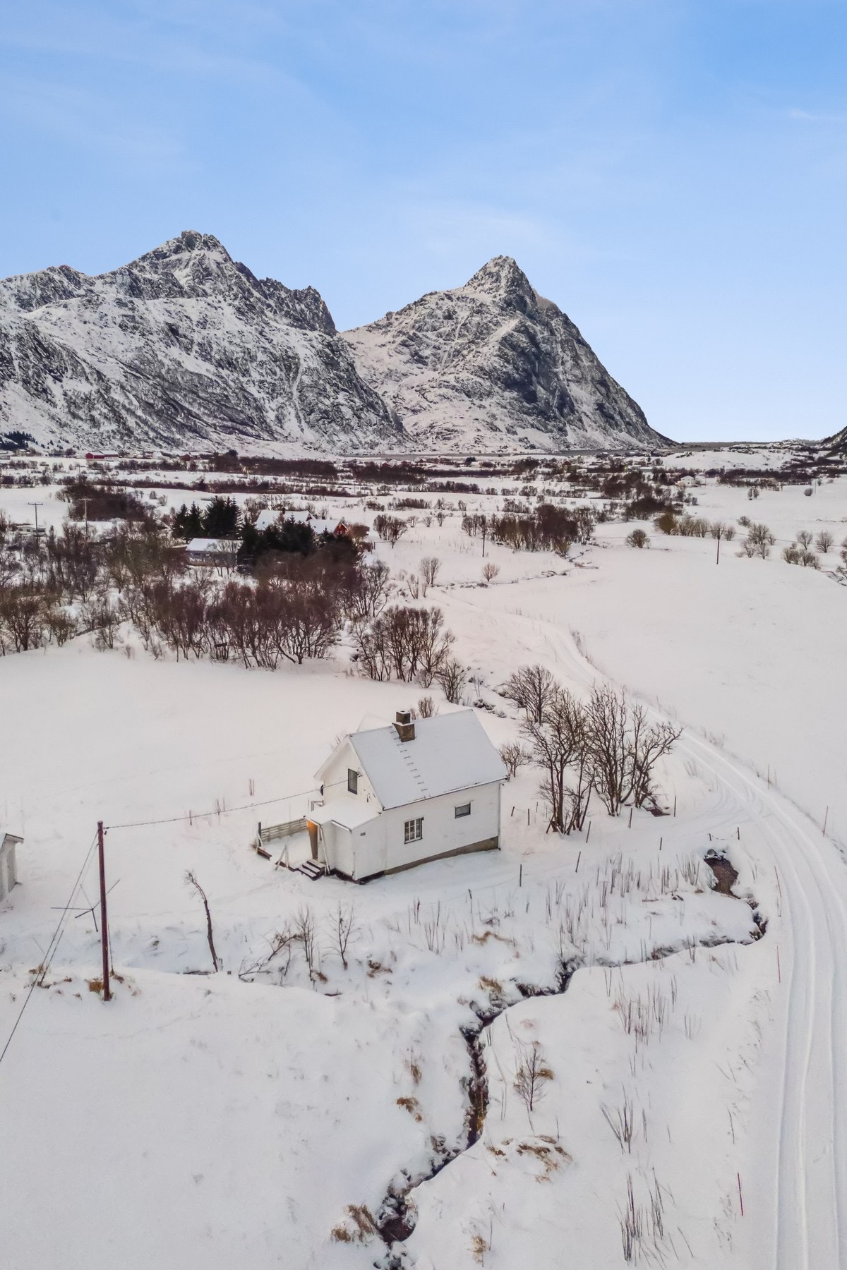 Eiendommen ligger tilbaketrukket og har fin utsikt til fjellene og naturen rundt. Galleribilde