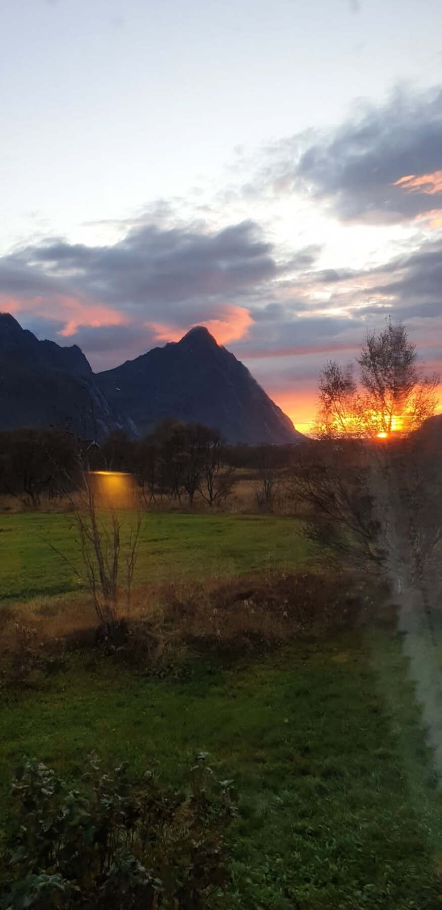 Selgers private bilder. Stemningsfull utsikt med fjell og kveldslys. Galleribilde