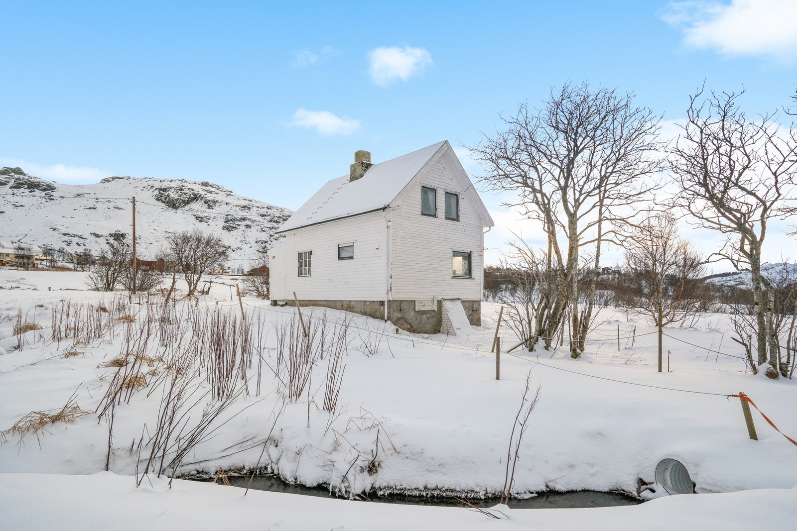 Enebolig over to plan med kjeller. Galleribilde