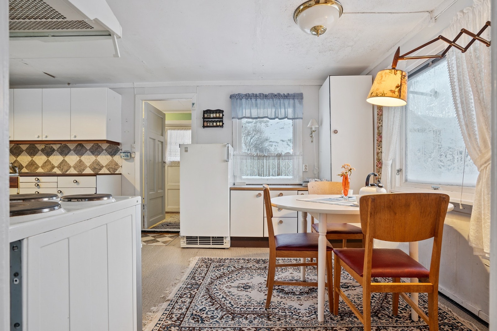 Kjøkkenet har eldre standard med mye potensiale. Galleribilde