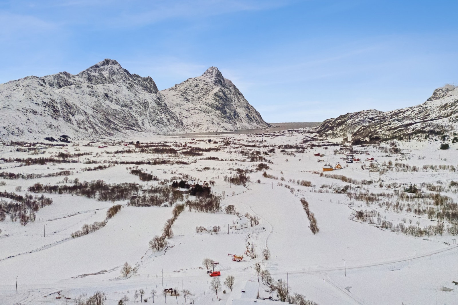 Fra eiendommen er det kort vei til Unstad hvor det er en vakker sandstrand som også er en av verdens beste surfestrender. Galleribilde