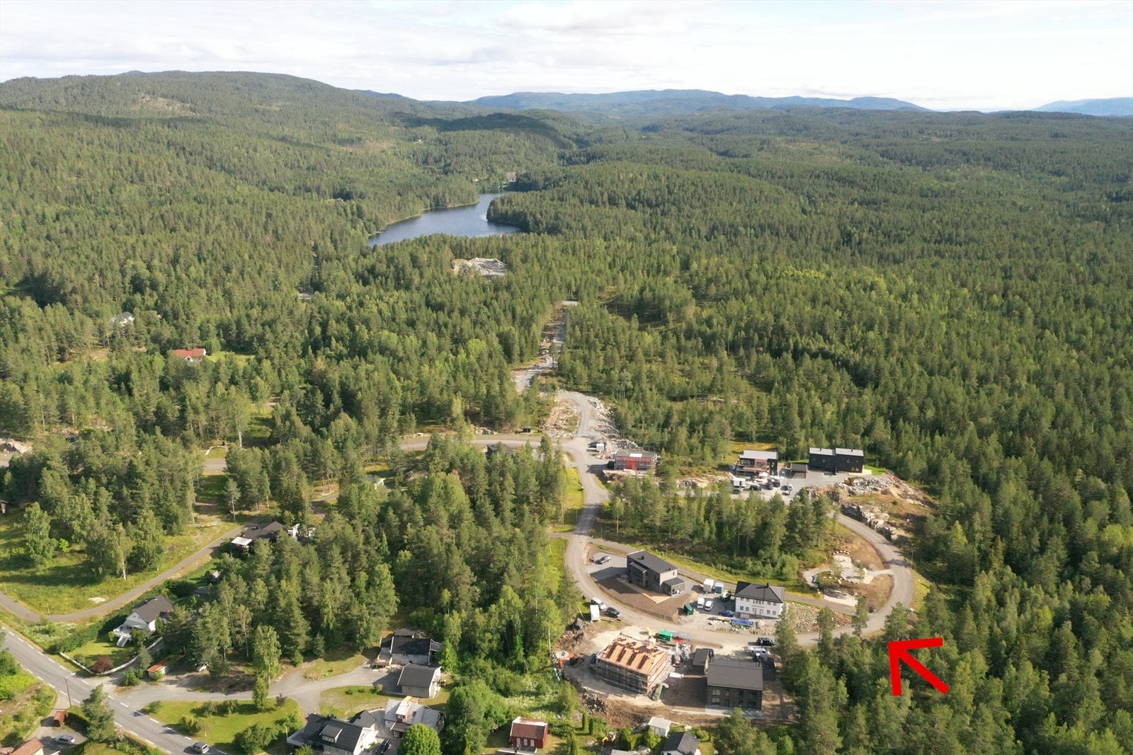 Oversiktsbilde tatt 03.07.2024, hvor du ser A2 til høyre i bilde og Kjennerudvannet i bakgrunnen. Galleribilde