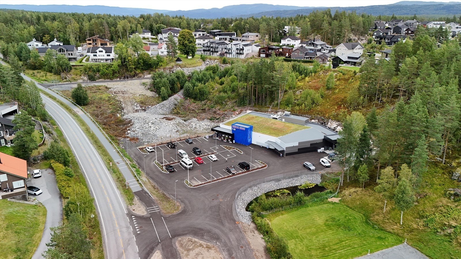 Nyåpnet dagligvarebutikk i gangavstand fra boligfeltet. Galleribilde