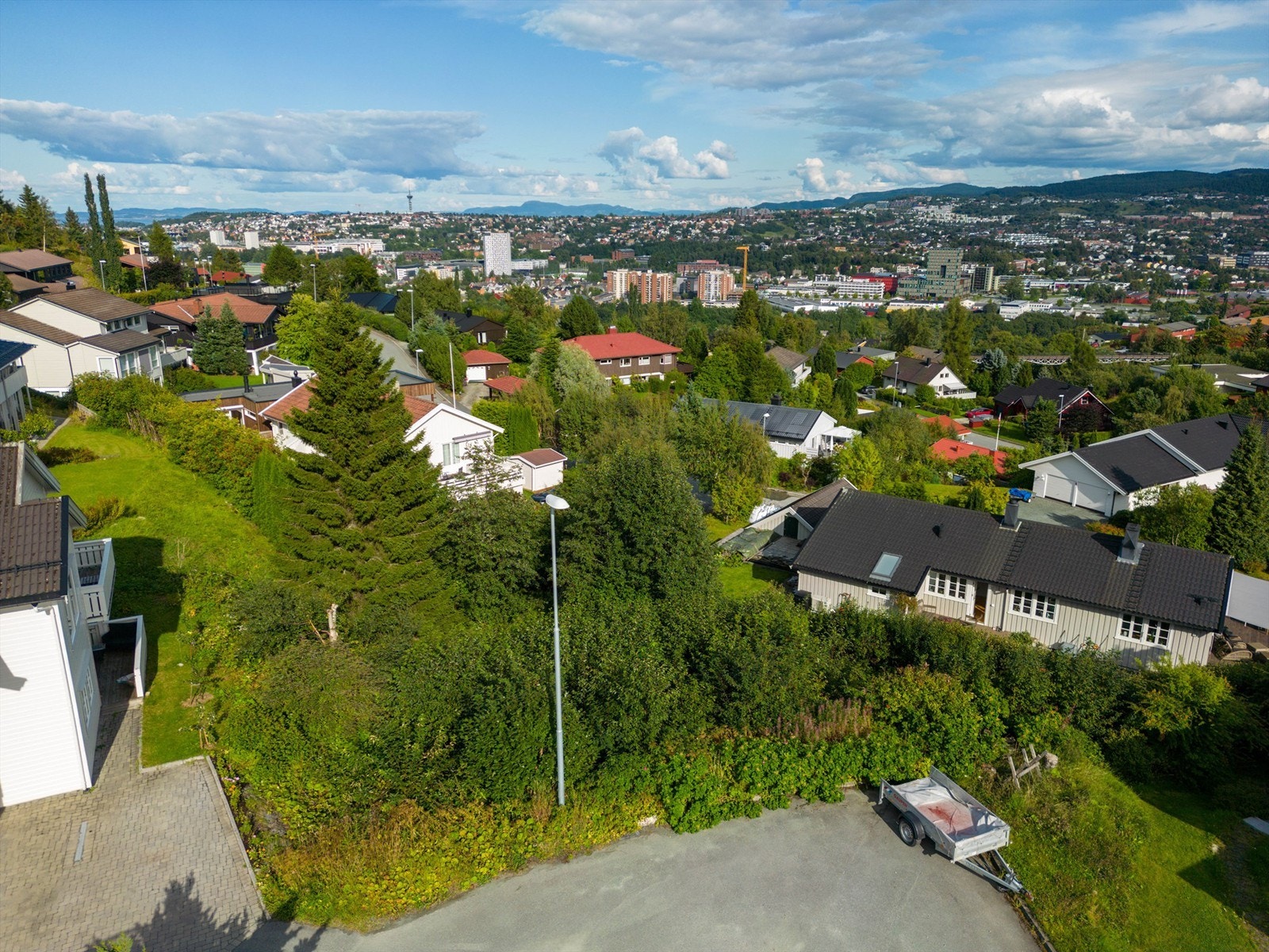 Det er kort vei til moderne treningsstudio - 3T-Byåsen, og ikke minst Granåsen skisenter med hoppbakke og herlige skiløyper. Granåsen er også en av byens største konsertarenaer hvor verdenskjente artister opptrer. Galleribilde