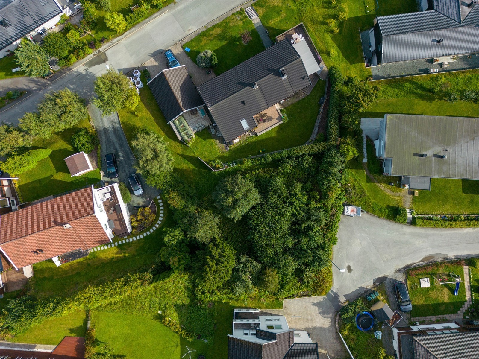 I nærområdet har du et godt kollektivtilbud, samt skoler på alle trinn og servicetilbud som dekker alle daglige behov. Galleribilde