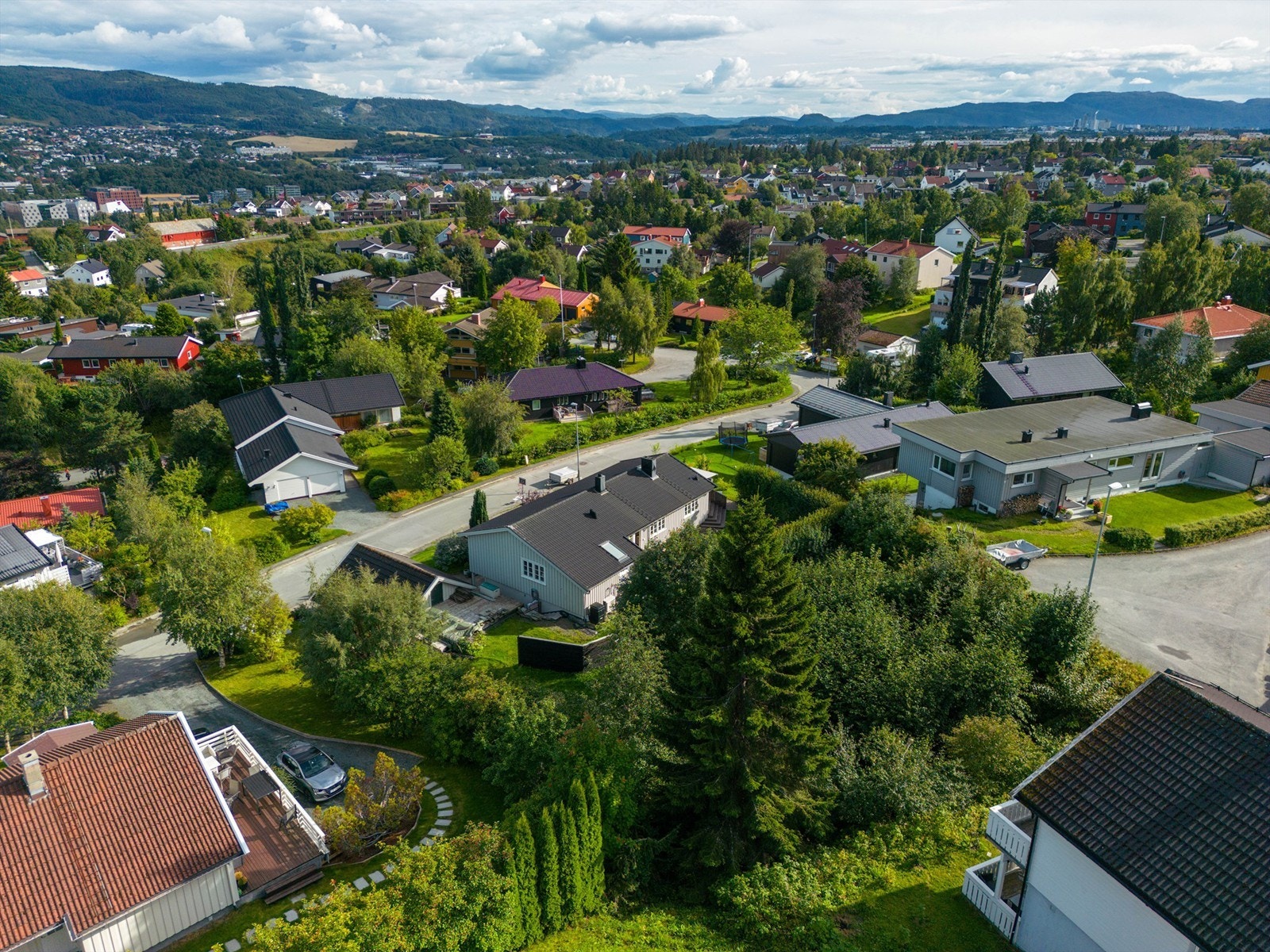 Fra tomta kan du velge mellom flere dagligvarebutikker, blant annet Coop Prix Rognheim og Rema 1000 Havstein. Med kort vei til Byåsen Butikksenter og City syd, har du nærhet til alt du trenger og mer til. Galleribilde