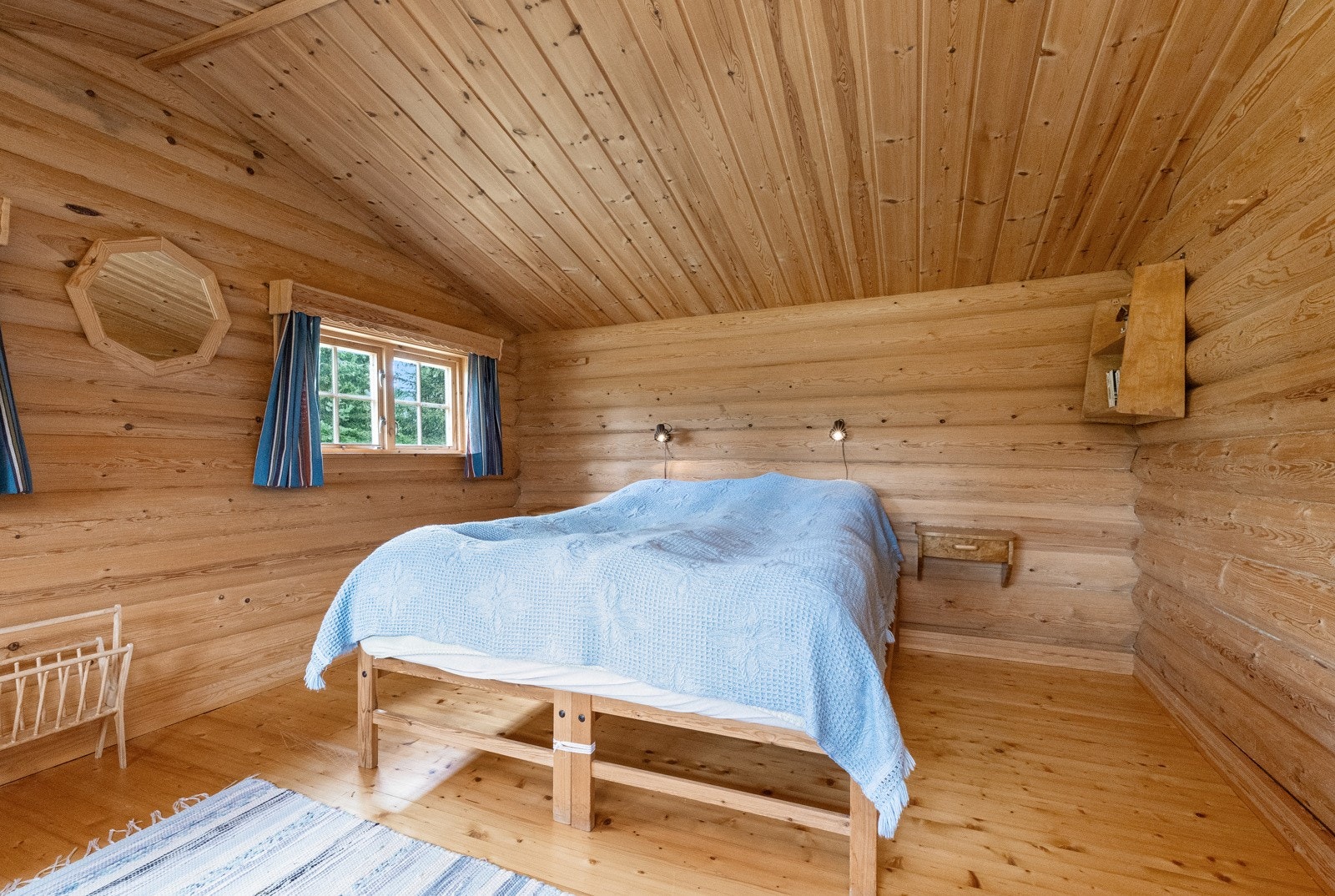 Soverommene er av god størrelse og har plass til dobbelt seng og andre soveromsmøbler Galleribilde