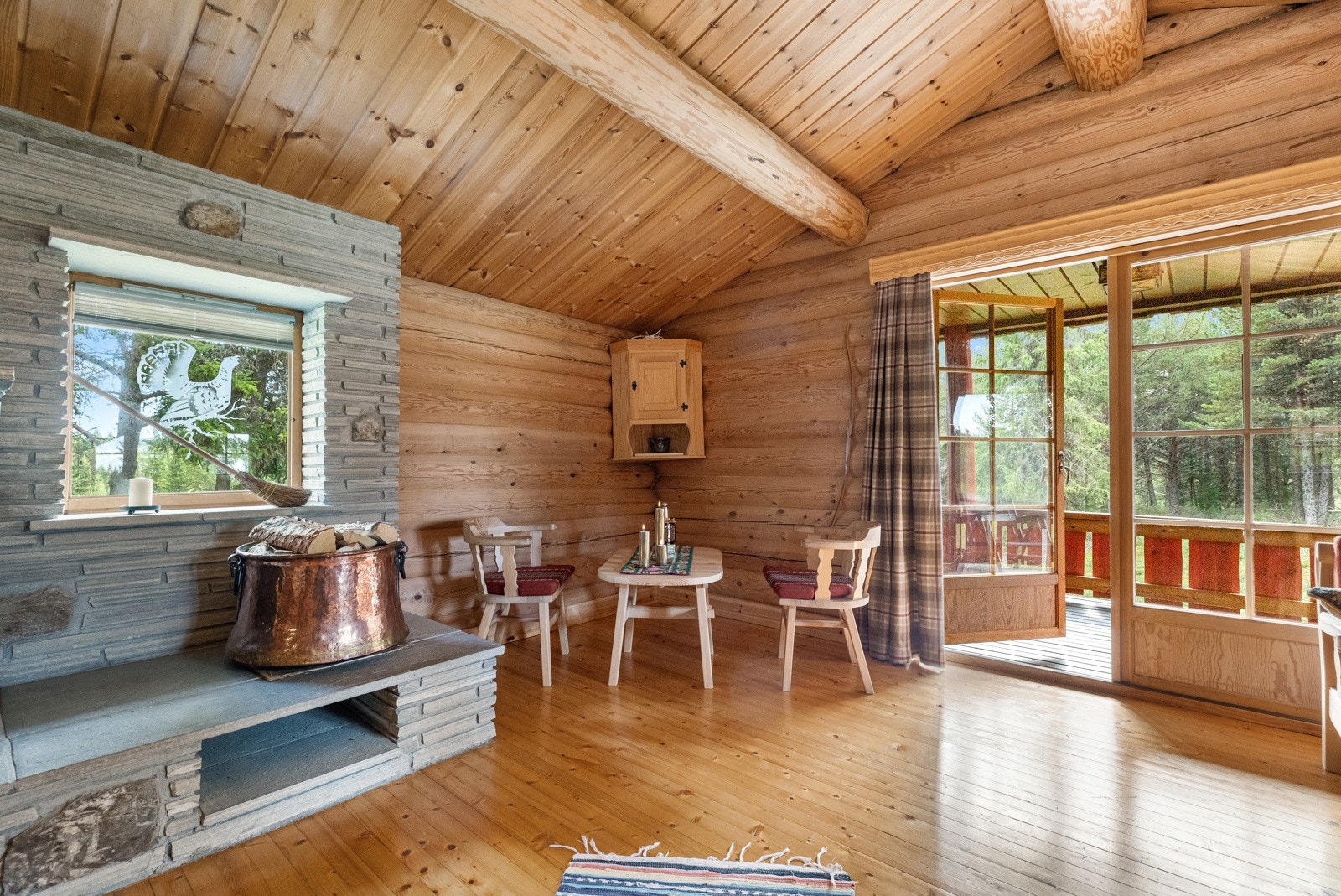 Fra stuen er det utgang til en overbygd terrasse Galleribilde