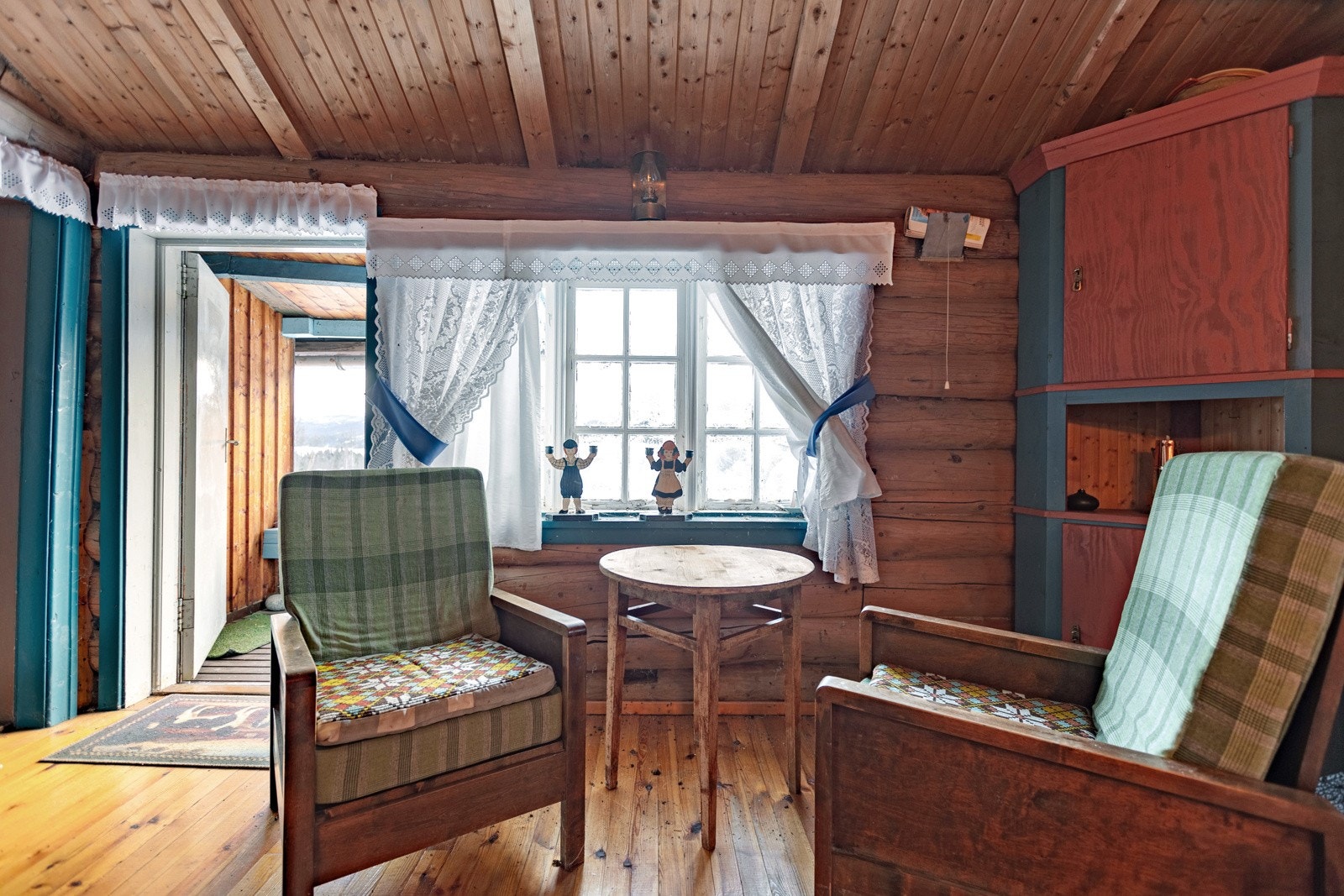 I stua er det plass til både sofagruppe og lesekrok om ønskelig. Galleribilde