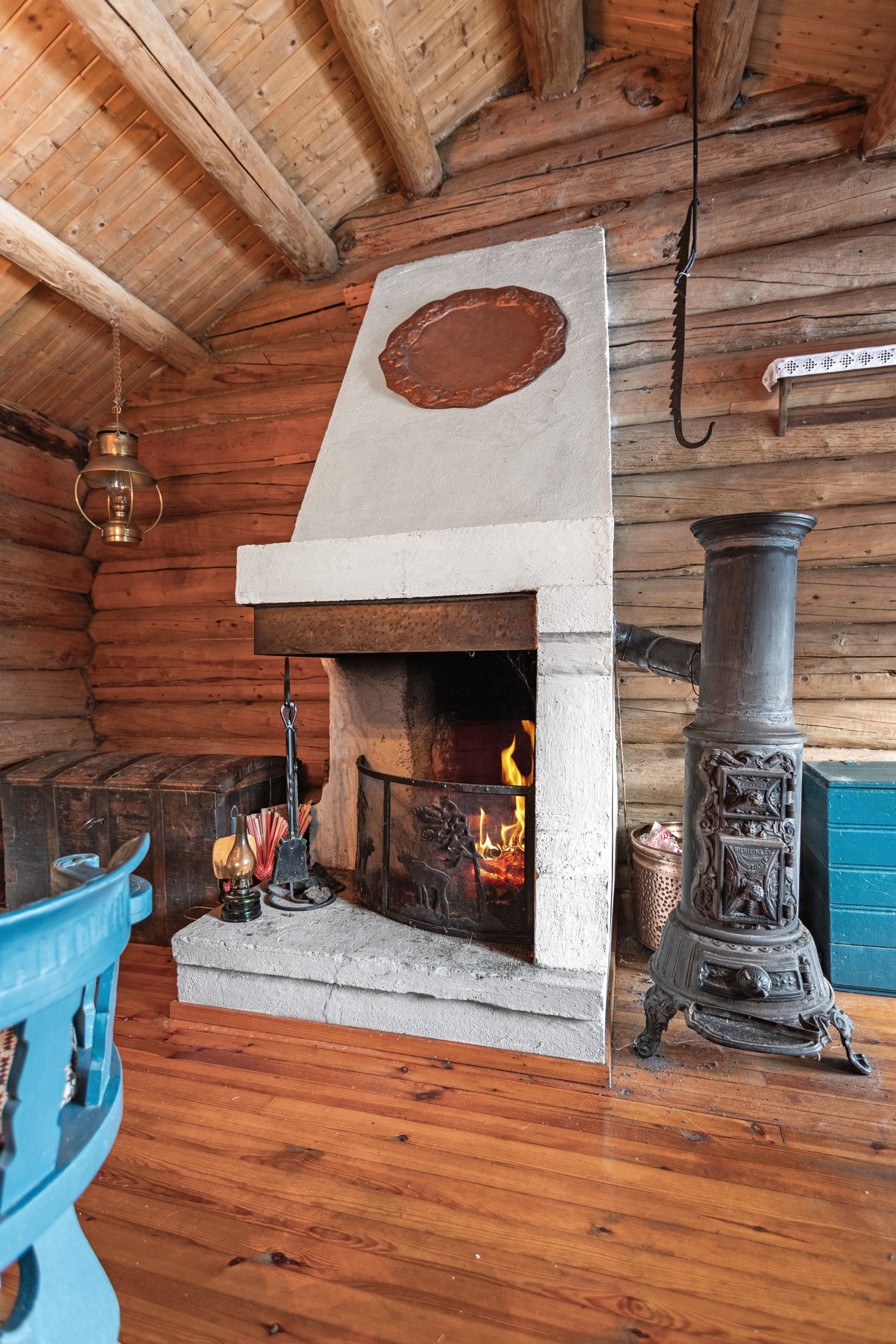 I midten av rommet er det plassert en stor, åpen peis, som bidrar til både varme og hygge på kjølige dager. Galleribilde