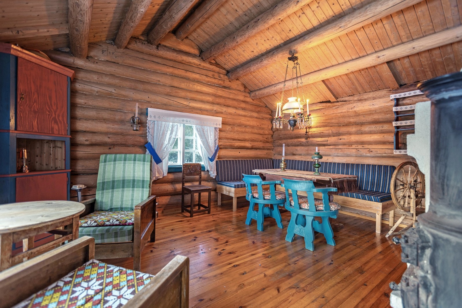 På veggene er det tømmer og trepanel, som skaper en lun atmosfære og som gir den gode "hyttefølelsen". Galleribilde