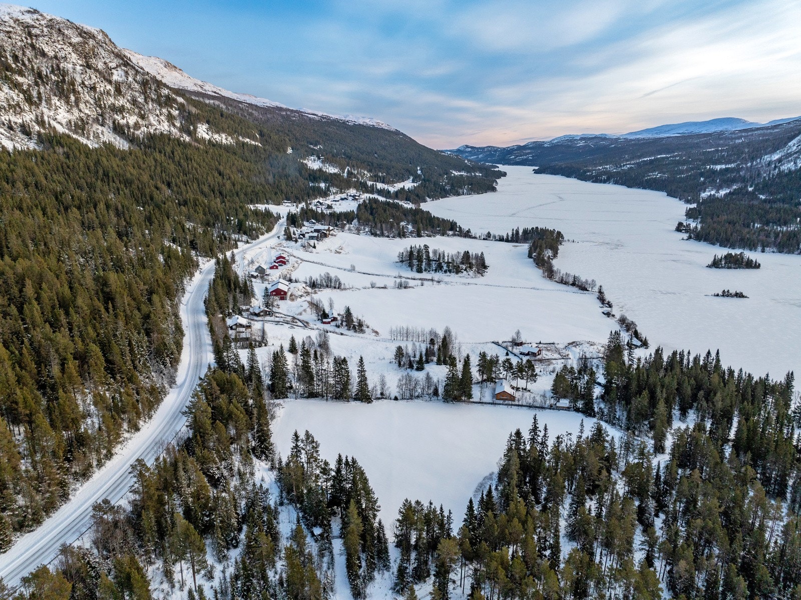 Espedalen strekker seg nordover fra Vestre Gausdal mot Gålå gjennom Gausdal og Sør-Fron kommune, og er en del av Gudbrandsdalens vakreste fjellområder. Galleribilde