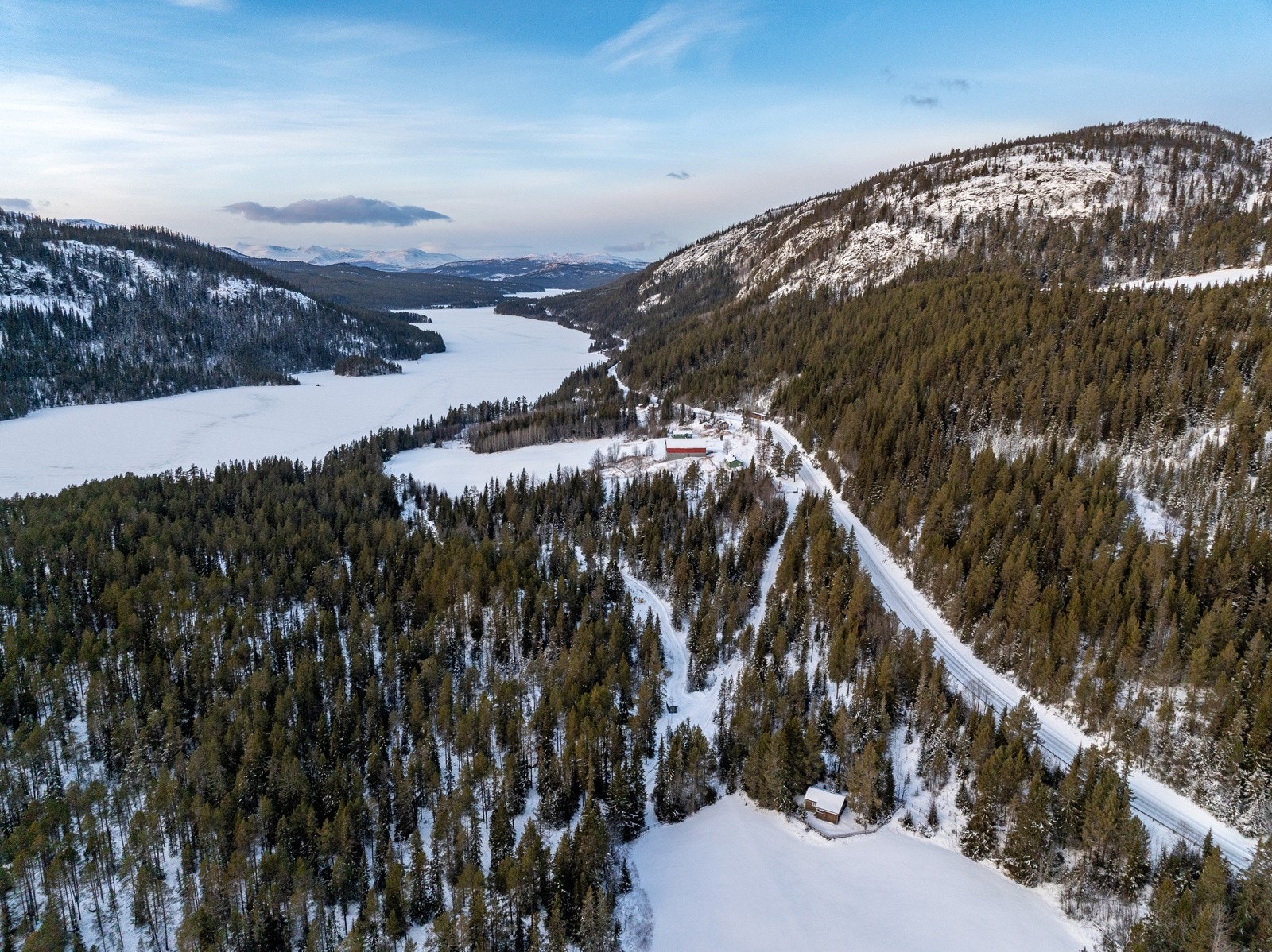 Vinteren byr på fantastiske muligheter i maskinpreparerte- og scooter-løyper i nærområdet og på snaufjellet. Galleribilde
