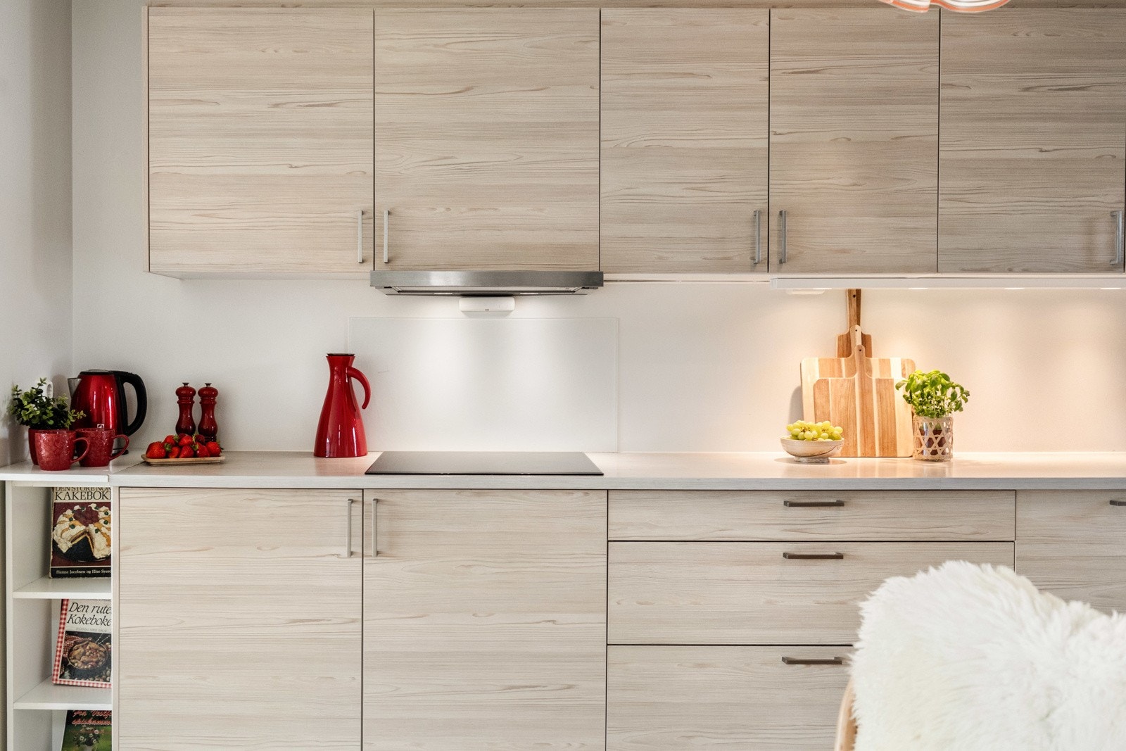 Moderne kjøkken med lyse skapfronter, integrert platetopp og god benkeplass. Galleribilde