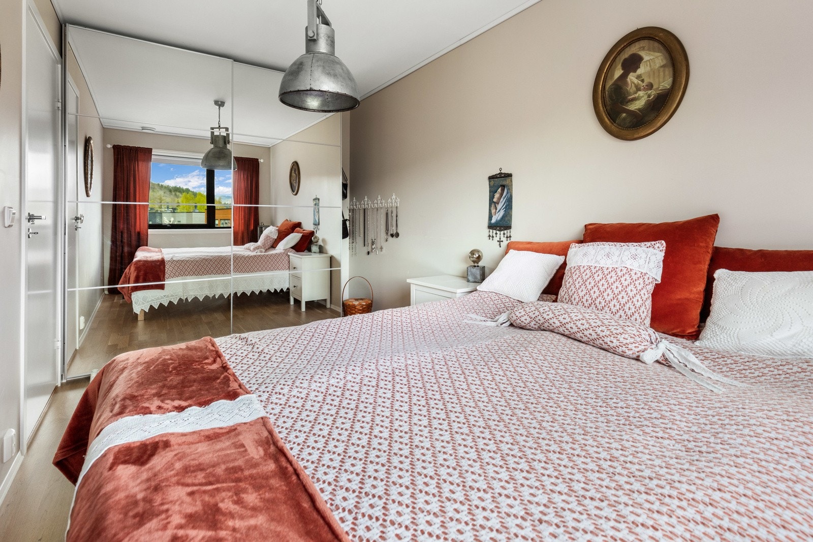 Lyst soverom med speilskap og vindu som gir naturlig lysinnslipp. Galleribilde