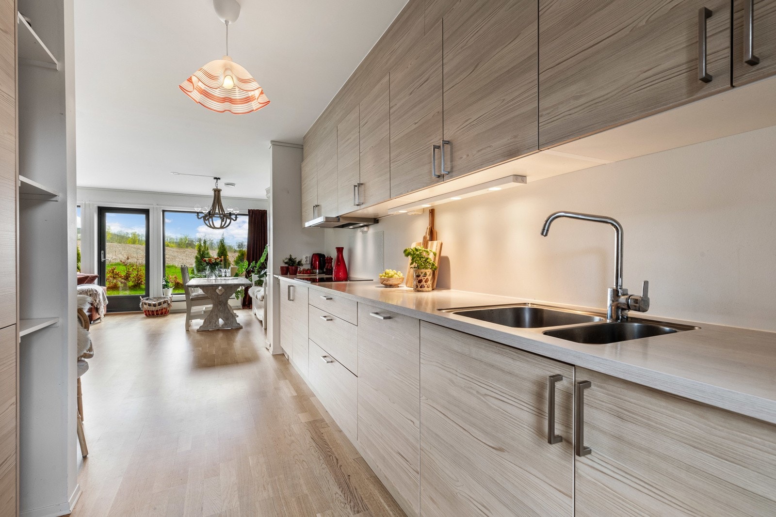 Lyst og romslig kjøkken med god benkeplass og åpen løsning mot stue. Galleribilde