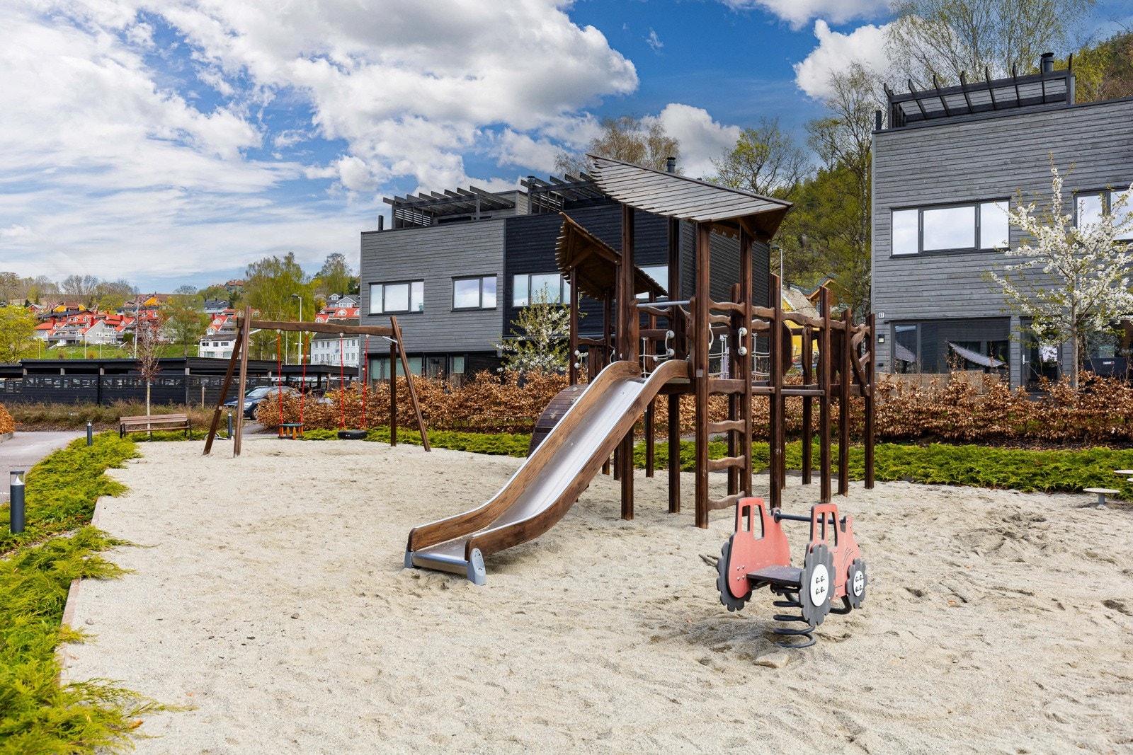 Det er lekeplass på fellesområdet til glede for de minste. Galleribilde