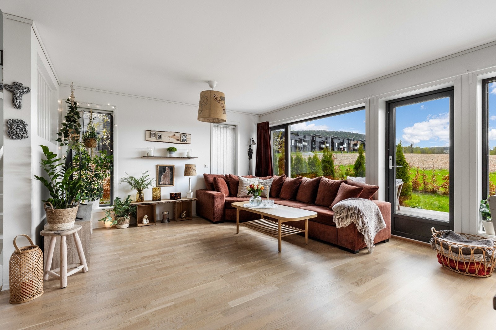 Lyst og romslig stue med store vinduer som gir rikelig med naturlig lys og utsikt til hagen. Galleribilde