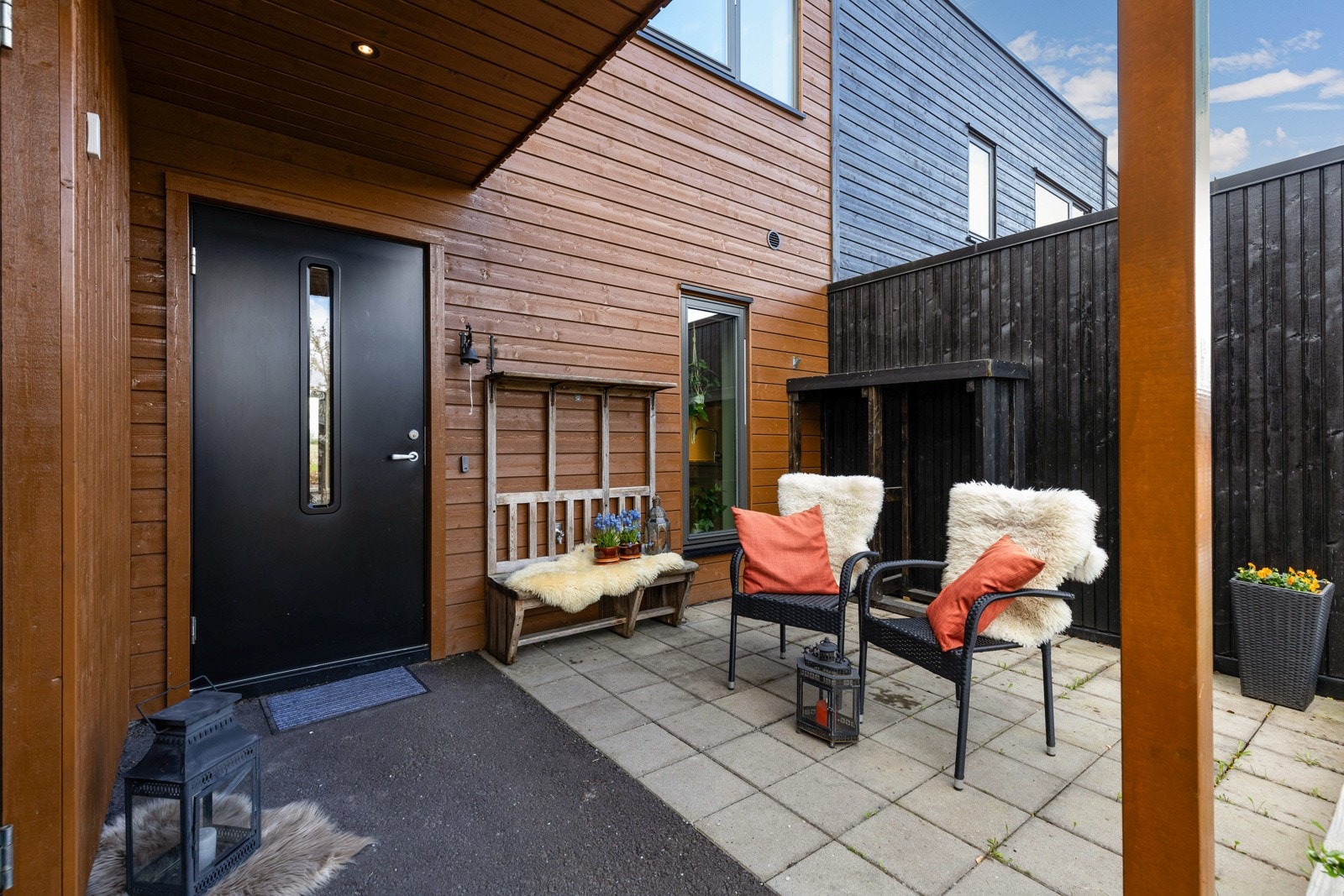 Det er god plass til sittegruppe ved inngangspartiet.Her kan man nyte kveldssola i hyggelige omgivelser. Galleribilde