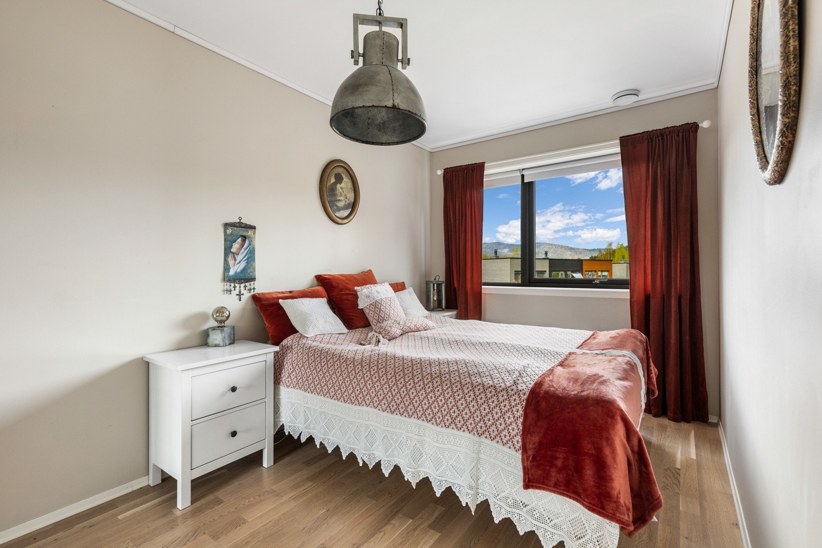 Lyst soverom med vindu som gir godt med naturlig lys. Vegger og gulv i nøytrale farger. Galleribilde