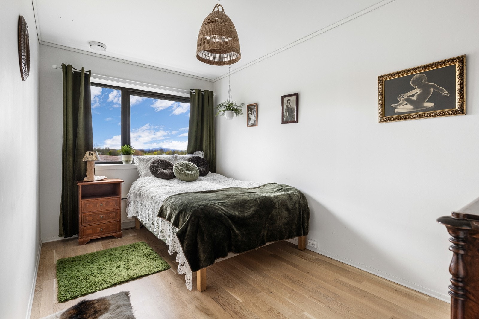 Lyst soverom med vindu som gir godt med naturlig lys og utsikt. Galleribilde