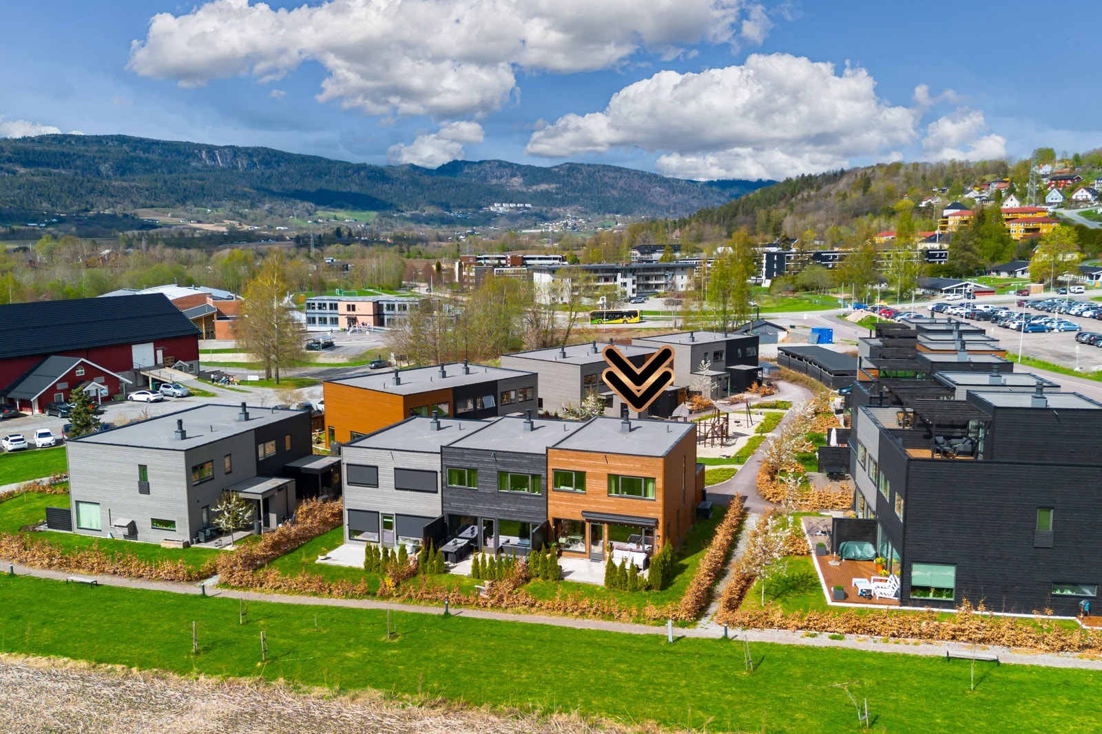 Moderne rekkehus i et rolig nabolag med nærhet til natur, butikker og skoler. Flott utsikt mot fjellene. Galleribilde